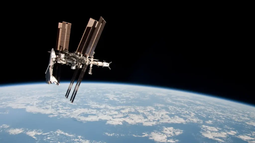 स्पेस स्टेशन धरती पर क्यों नहीं गिरते?